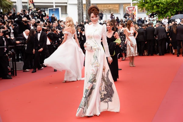 Năm 2018, Lý Nhã Kỳ gây ấn tượng với công chúng trong nước khi xuất hiện tại thảm đỏ Cannes với bộ áo dài trắng thêu hoạt tiết hoa sen. Cùng với đó, kiểu tóc búi cao cũng giúp người đẹp thêm phần quyền lực.