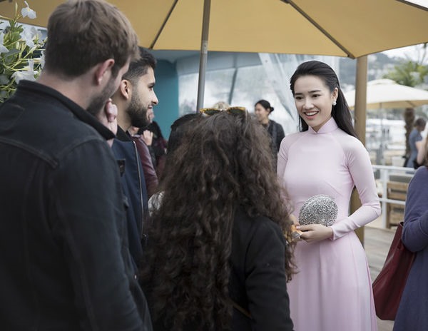 Cũng xuất hiện tại Liên hoan phim Cannes 2018, Nhã Phương lựa chọn bộ áo dài hồng trơn. Bộ áo dài tưởng chừng đơn giản nhưng cũng giúp bà xã Trường Giang thu hút được sự chú ý giữa dàn mỹ nhân quốc tế váy áo lộng lẫy.