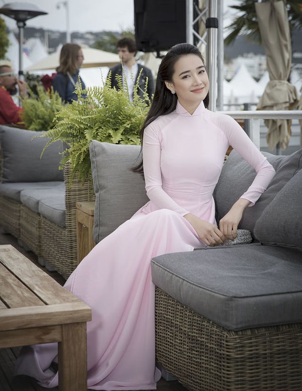 Cũng xuất hiện tại Liên hoan phim Cannes 2018, Nhã Phương lựa chọn bộ áo dài hồng trơn. Bộ áo dài tưởng chừng đơn giản nhưng cũng giúp bà xã Trường Giang thu hút được sự chú ý giữa dàn mỹ nhân quốc tế váy áo lộng lẫy.
