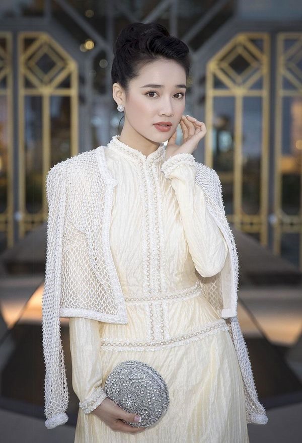 Trong một sự kiện bên lề Cannes 2018, Nhã Phương cũng lựa chọn một thiết kế đầm trắng đơn giản, thanh lịch của một nhà thiết kế trong nước.