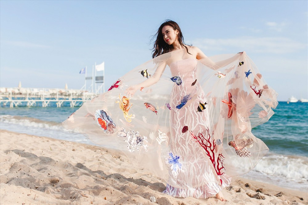 Một thiết kế khác được Angela Phương Trinh lựa chọn là chiếc váy đại dương. Người đẹp cũng được đánh giá cao vì ý tưởng độc đáo của bộ trang phục này.