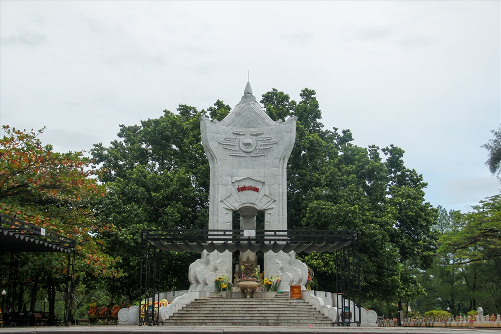 Khu vực 1 là trung tâm hành lễ với chính giữa là tượng đài xây theo thế hình chân kiềng nói lên tình đoàn kết chiến đấu của ba nước Việt Nam, Lào, Cam Pu Chia cũng như ba miền Bắc, Trung, Nam.