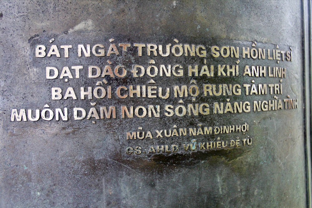 Những câu thơ trầm hùng được đề trên chiếc chuông tại Nghĩa trang liệt sỹ Quốc gia Trường Sơn khiến nhiều người khi đọc không khỏi xúc động.