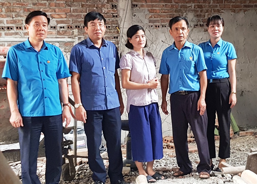 Đại diện lãnh đạo LĐLĐ tỉnh Ninh Bình và LĐLĐ huyện Hoa Lư thăm công trình của gia đình chị Ngân. Ảnh: NT