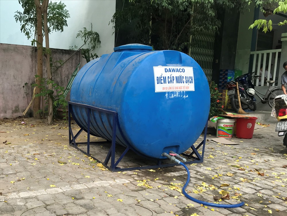 Các bồn nước sạch của Cty CP cấp nước để cho người dân dùng trong lúc bị cúp nước.