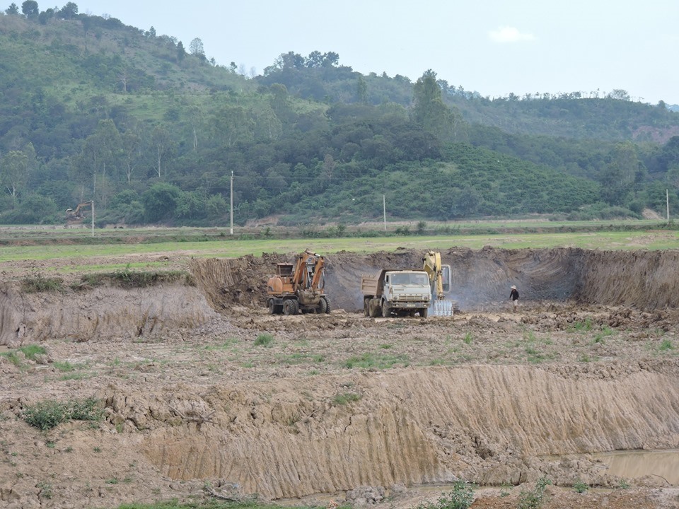 Khai thác đất sét để làm gạch ở xã Ea Bông, huyện Krông Ana. Ảnh: V.L