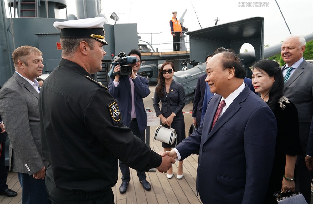 Thủ tướng Nguyễn Xuân Phúc, Phu nhân và đoàn cấp cao Việt Nam thăm Chiến hạm Rạng Đông. Ảnh: VGP.