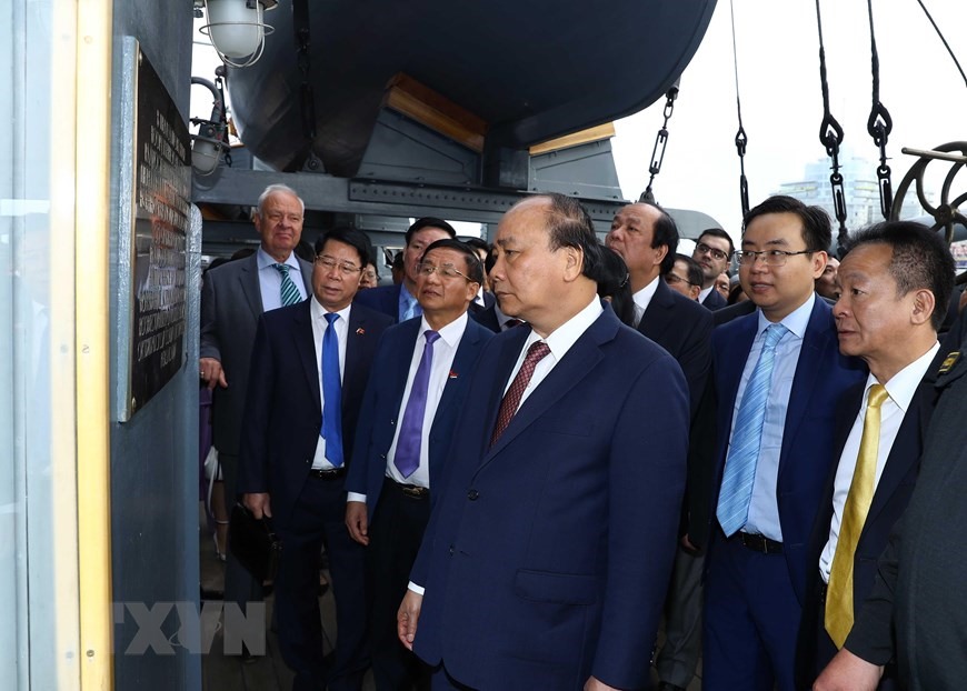 Thủ tướng Nguyễn Xuân Phúc và các đại biểu xem thông tin về Chiến hạm Rạng Đông. Ảnh: TTXVN