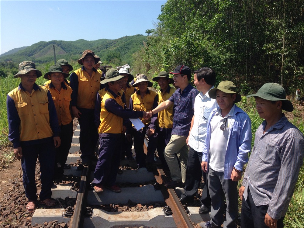 Thăm hỏi, động viên đoàn viên công đoàn Công ty CPĐS Phú Khánh đang thi công công trình công đoàn tại km 1143+300