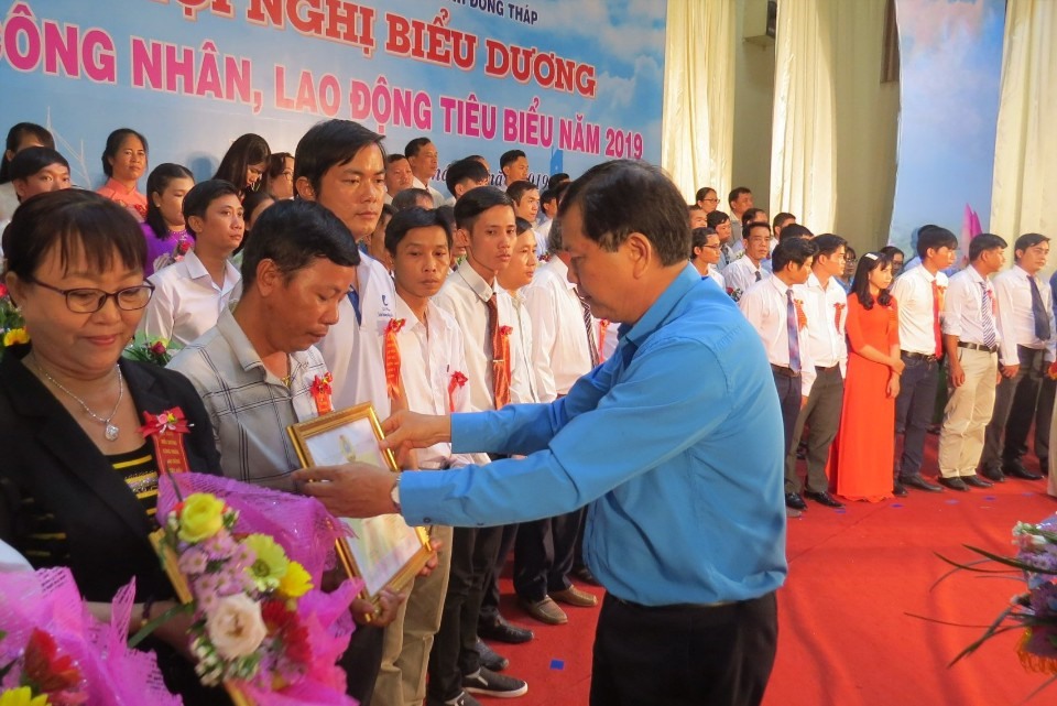 ông Nguyễn Thành Nhàn - phó Chủ tịch LĐLĐ tỉnh Đồng Tháp trao bằng khen của LĐLĐ tỉnh cho CNLĐ có thành tích xuất sắc trong công tác, lao động sản xuất, kinh doanh.