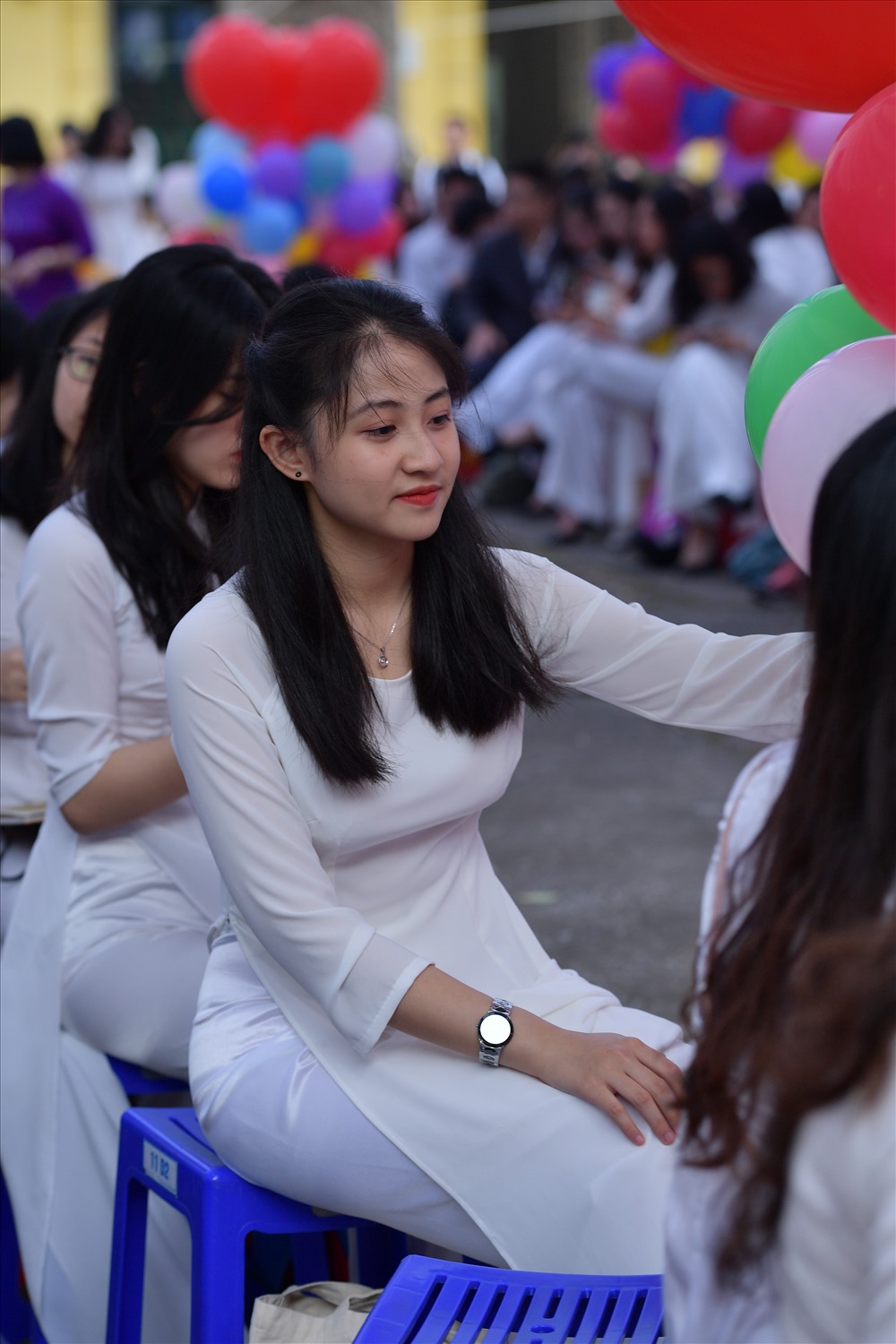 Vào ngày lễ đặc biệt này, nữ sinh ngôi trường lâu đời nhất Hà Nội đã xúng xính áo dài để cùng nhau lưu giữ những kỉ niệm dưới mái trường sau 3 năm gắn bó.