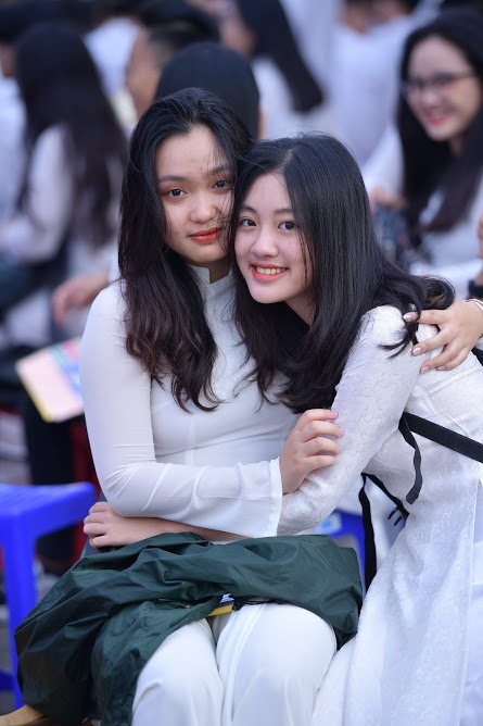 Vào ngày lễ đặc biệt này, nữ sinh ngôi trường lâu đời nhất Hà Nội đã xúng xính áo dài để cùng nhau lưu giữ những kỉ niệm dưới mái trường sau 3 năm gắn bó.