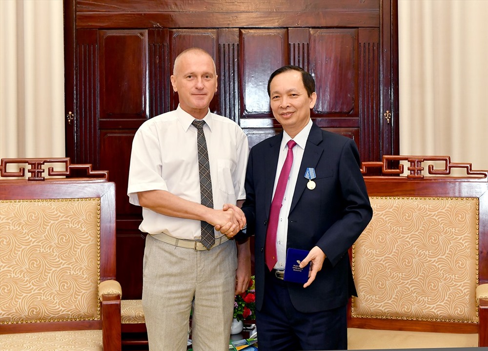 Ông Likhtarovitch Alxandrei đã trao tặng Kỷ niệm chương của Tổng thống Belarus cho Phó Thống đốc Ngân hàng Nhà nước, Chủ tịch Công đoàn Ngân hàng Việt Nam Đào Minh Tú. Ảnh: N.H