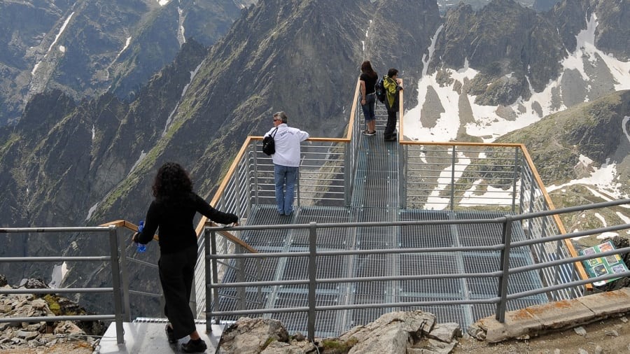 Núi High Tatras ở miền bắc Slovakia, giáp biên giới Ba Lan. Điểm nổi bật bao gồm đỉnh núi cao nhất Gerlach 2.655 mét, hồ băng Štrbské Pleso, và các loài động vật hoang dã. Ảnh: AFP/Getty Images