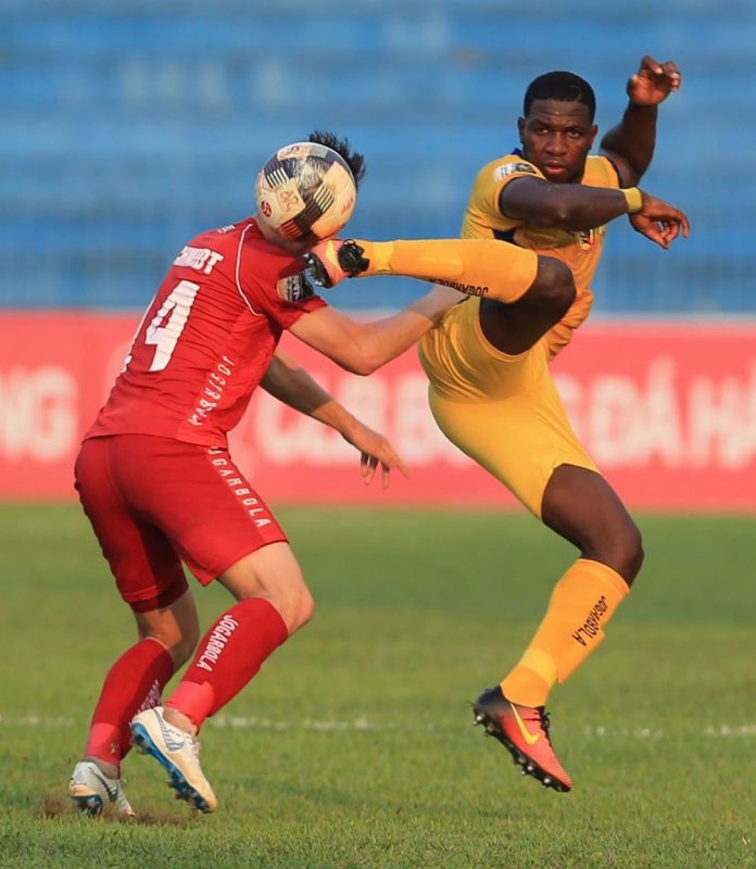 Trận đấu giữa Hải Phòng và Tnanh Hóa ở vòng 10 diễn ra căng thẳng với những tình huống chơi tiểu xảo của cầu thủ 2 đội.