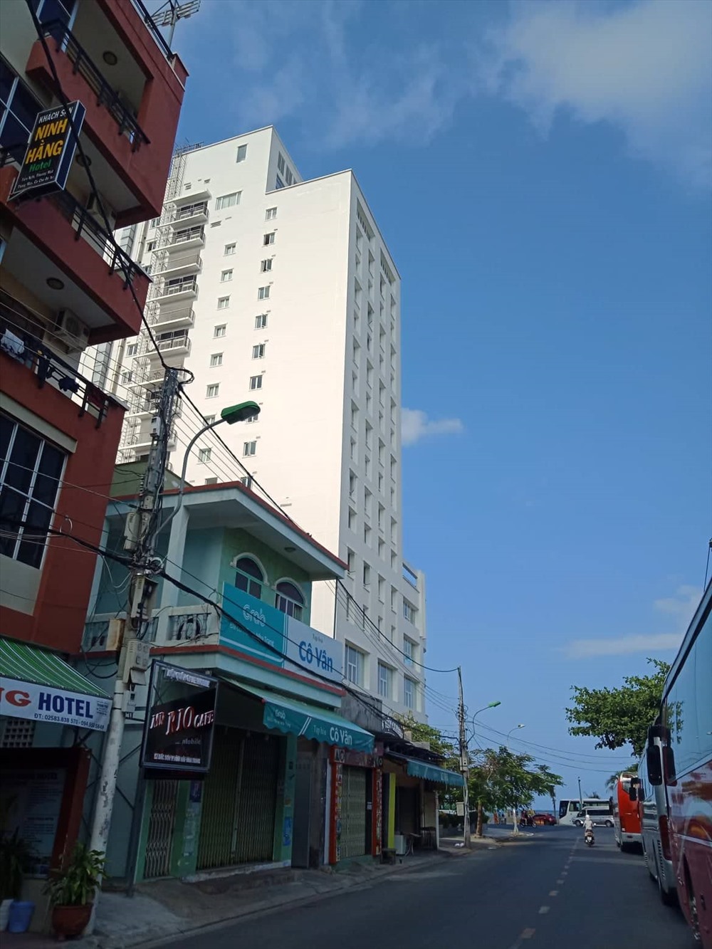 Khách sạn tọa lạc tại vị trí đắc địa, ôm trọn 2 mặt tiền đường Bắc Sơn - Phạm Văn Đồng, TP Nha Trang, Khánh Hòa. Ảnh: Nhiệt Băng