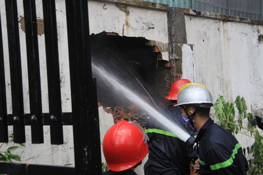 Cảnh sát PCCC đập thủng tường đưa nước vào dập lửa