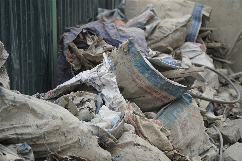 Xuất hiện nhiều nhất là rác thải công trình, gồm gạch đá, đất và các loại dây được chất trong các bao xi măng ở ven đường.