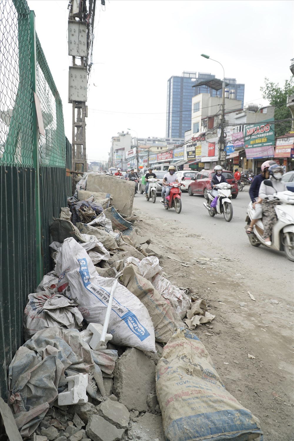 Ngoài việc các công trình đang thi công, rác thải cũng là một phần khiến tình trạng tắc đường ở đoạn Ngã Tư Sở - Ngã Tư Vọng (đường Trường Chinh) vẫn tiếp diễn.