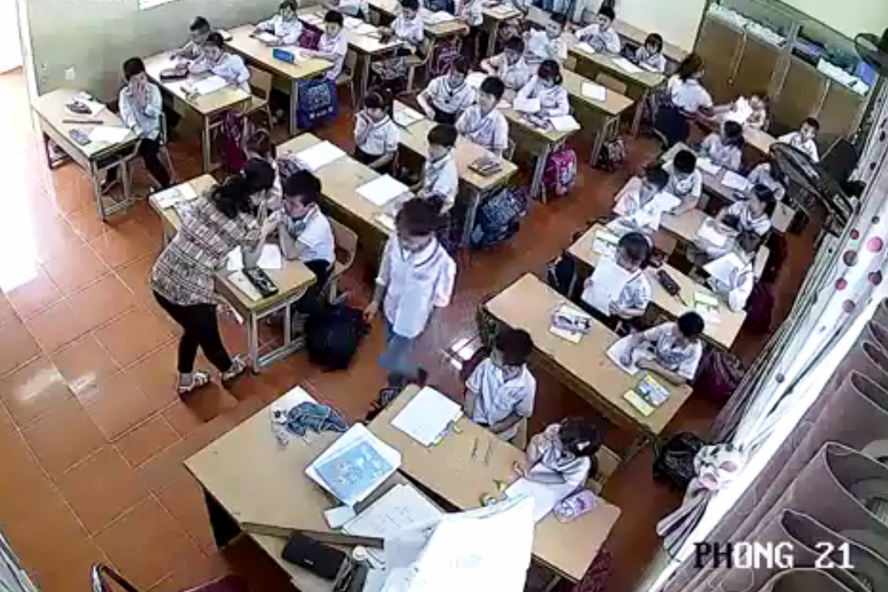 Hình ảnh cắt từ clip cô giáo đánh học sinh ở Hải Phòng.