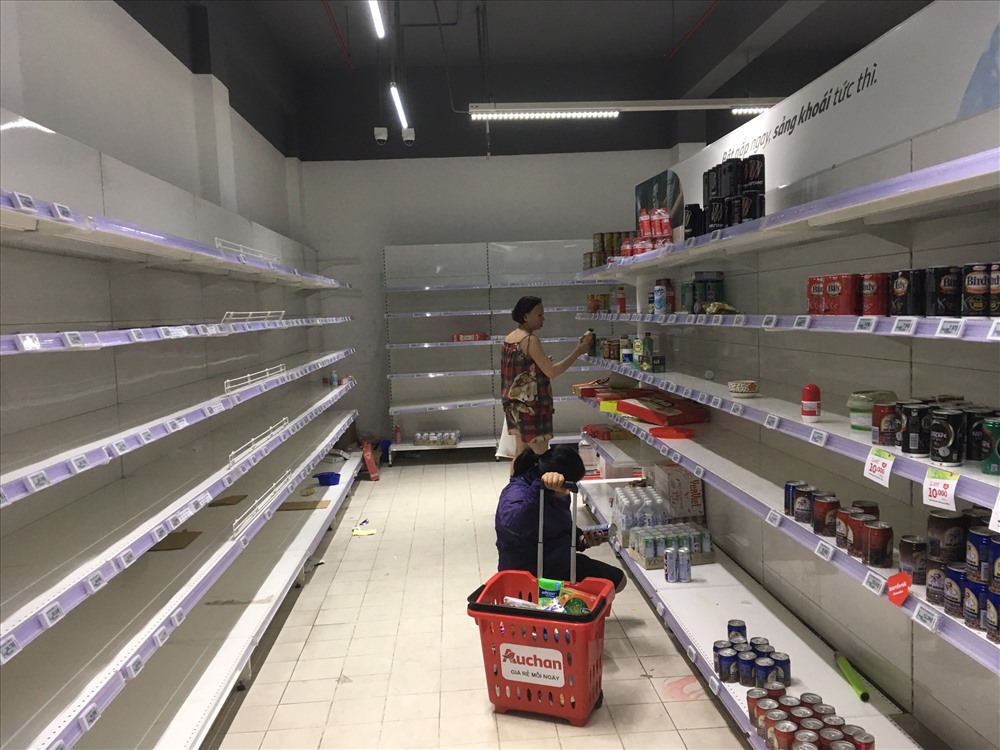 Chỉ sau một ngày giảm giá, chiều 21-5, nhiều sản phẩm trên các quầy kệ của siêu thị Auchan cơ bản đã “sạch bóng