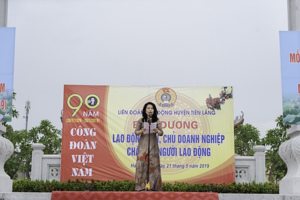 Bà Nguyễn Thị Hương - Chủ tịch LĐLĐ huyện Tiên Lãng tại Lễ biểu dương Lao động giỏi năm 2018
