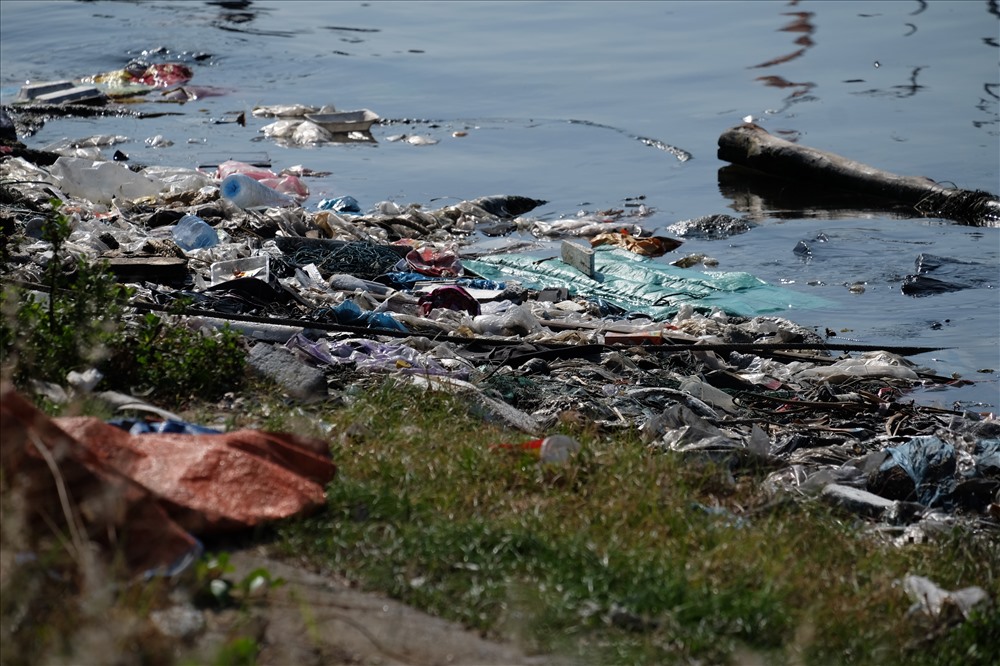 Theo ghi nhận, trên mặt nước nơi các tàu thuyền đánh cá neo đậu đầy rẫy rác thải sinh hoạt như: túi ni lông, chai nhựa, hộp nhựa, thùng xốp…thậm chí có vải áo quần, trông rất nhếch nhác.