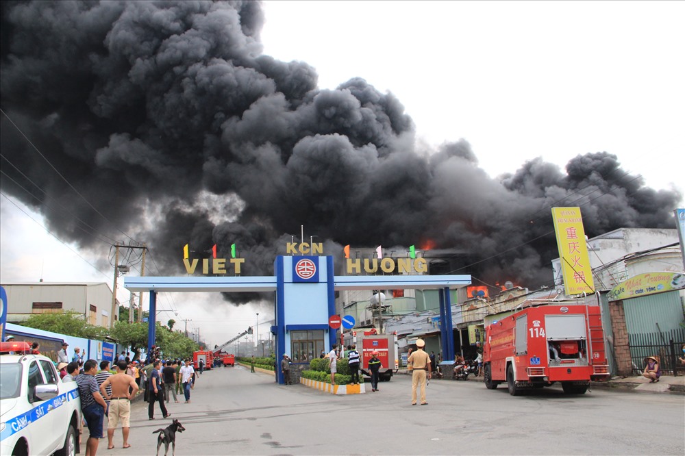 Đám cháy sảy ra ở công ty sản xuất băng keo trong khu công nghiệp Việt Hương.