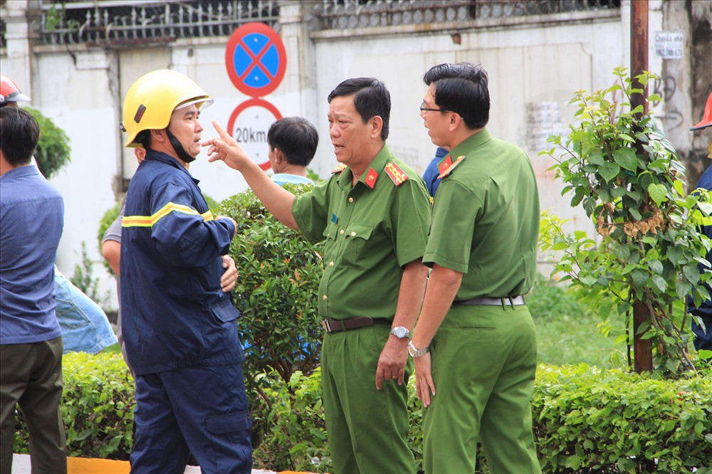 Đại tá Nguyễn Văn Dựt - Phó GĐ Công an tỉnh Bình Dương xuống hiện trường trực tiếp chỉ đạo công tác chữa cháy.