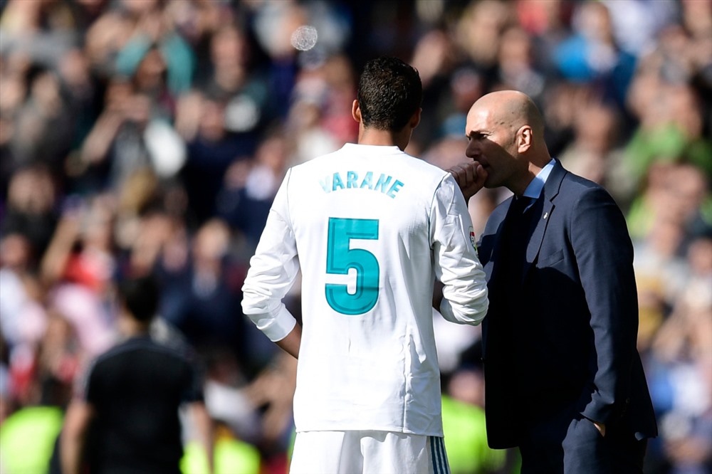 HLV Zidane được cho là một phần nguyên nhân khiến Varane ở lại Real. Ảnh: Getty.