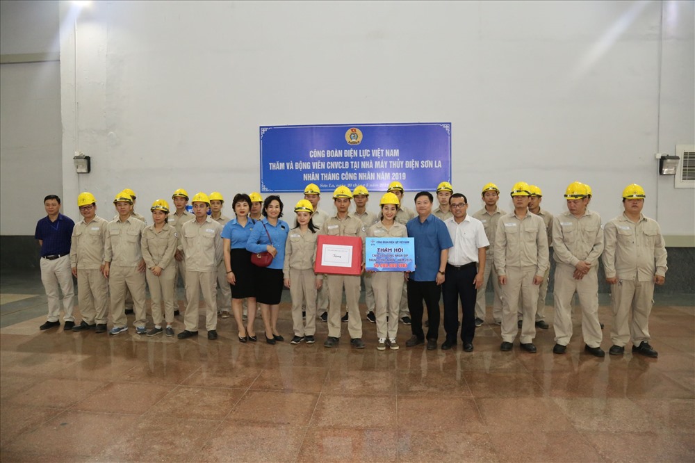 Đoàn công tác của Công đoàn Điện lực Việt Nam tặng quà CNLĐ nhân dịp Tháng Công nhân. Ảnh: N.L