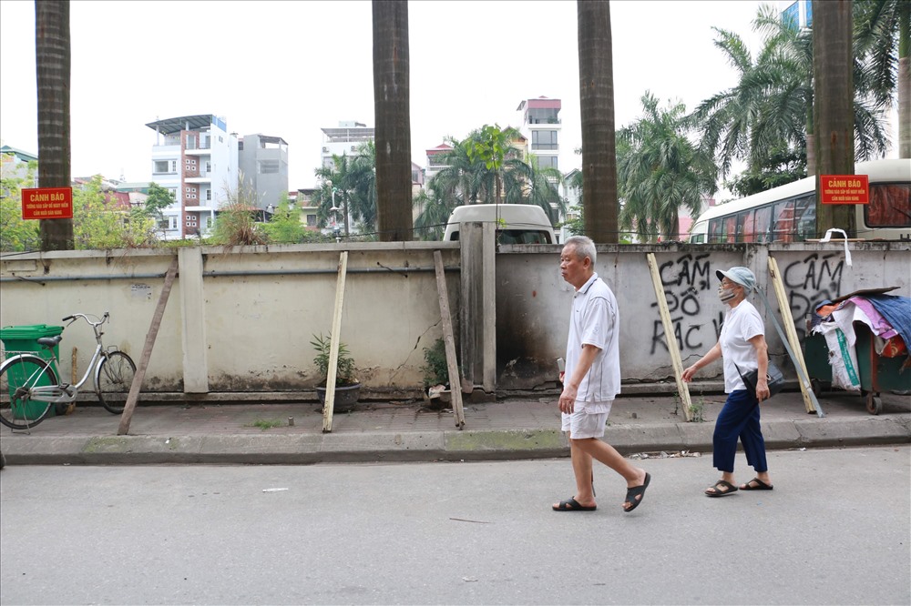 Đoạn tường bao quanh khu nhà để xe tại khu Văn hóa nghệ thuật (phường Mai Dịch, quận Cầu Giấy, Hà Nội) xuất hiện nhiều nứt, vỡ chân tường, nguy cơ sập đổ.