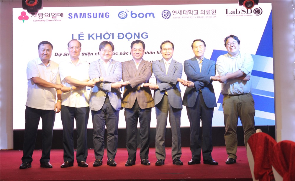 Đại diện các bên thể hiện sự hợp tác. Ảnh PV.