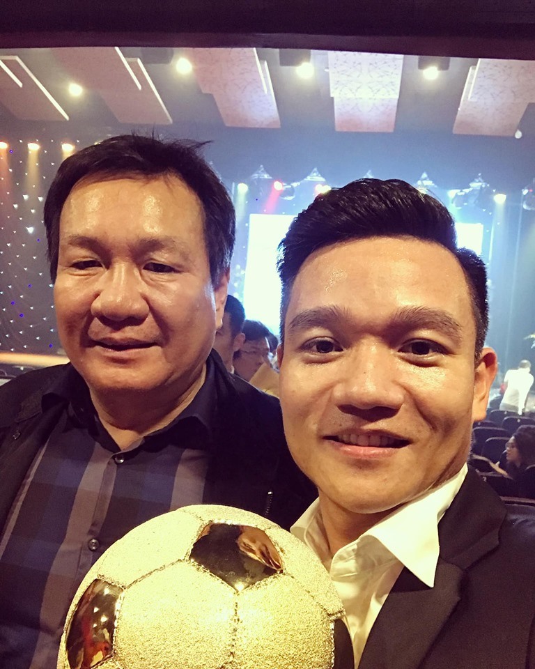 QBV 2017, đội trưởng CLB Quảng Nam Đinh Thanh Trung không chỉ xem HLV Hoàng Văn Phúc như một người thầy, mà anh còn coi ông như một người cha, người đồng nghiệp và là người bạn của mình.