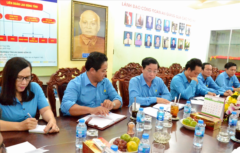 Đoàn công tác LĐLĐ Kiên Giang do Chủ tịch Trần Thanh Việt dẫn đầu đến làm việc với LĐLĐ An Giang. Ảnh: Lục Tùng