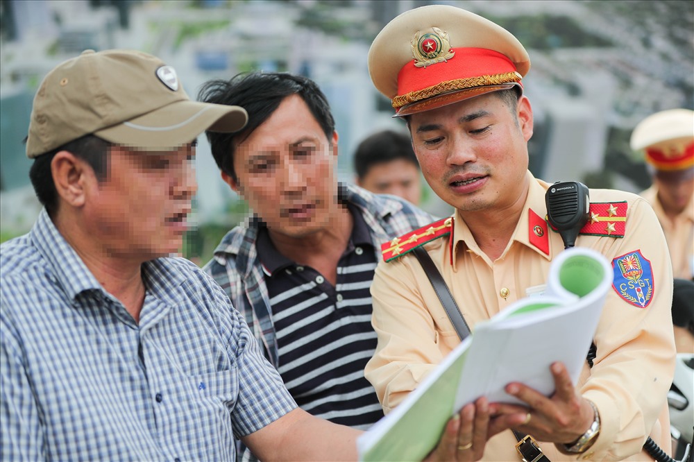 Một số tài xế gây khó dễ cho các chiến sĩ CSGT, đòi kiểm tra nghị định về việc xử lý vi phạm giao thông.