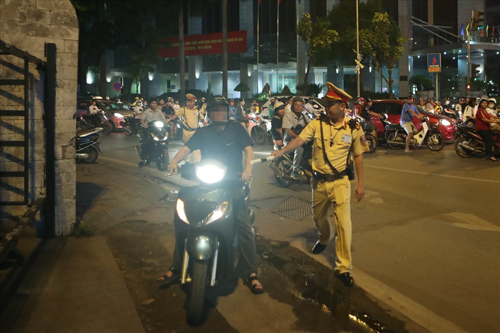 Trong hơn một giờ, tổ công tác đã kiểm tra và xử lý 5 trường hợp.