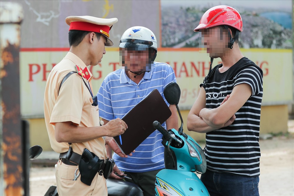 Nhiều trường hợp tài xế quá say tỏ thái độ không hợp tác với lực lượng chức năng khi làm việc.