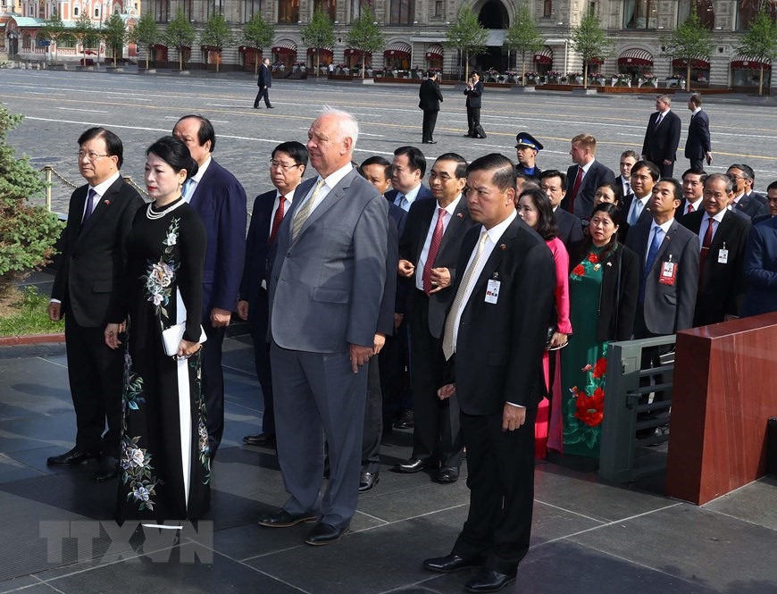 Phu nhân Thủ tướng Nguyễn Xuân Phúc, Phó Thủ tướng Trịnh Đình Dũng và đoàn đại biểu cấp cao Việt Nam trước lăng Lãnh tụ V.I.Lenin. Ảnh: TTXVN