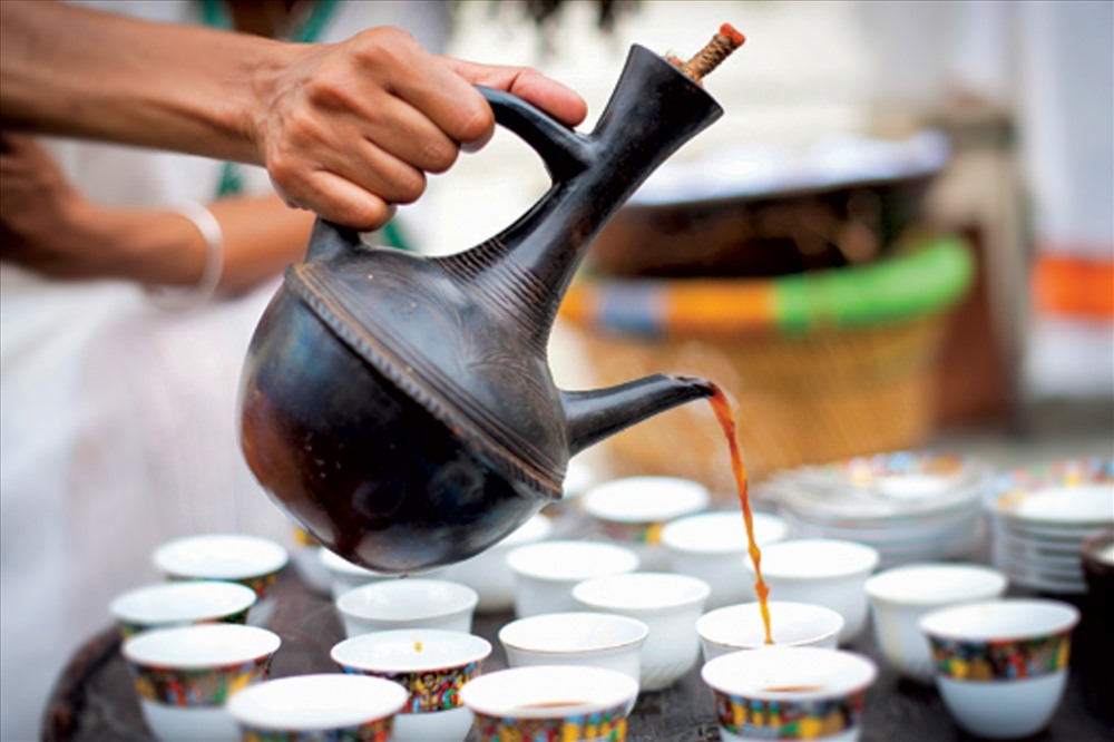 Cách xa 30cm khi rót là điều cuối cùng phải làm trong lễ thiêng liêng khi pha café tại Ethiopia