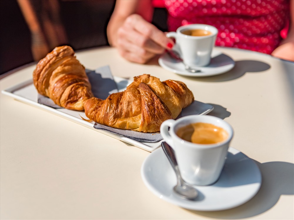 Bánh sừng bò chấm café chính là phong cách uống café của người Pháp.