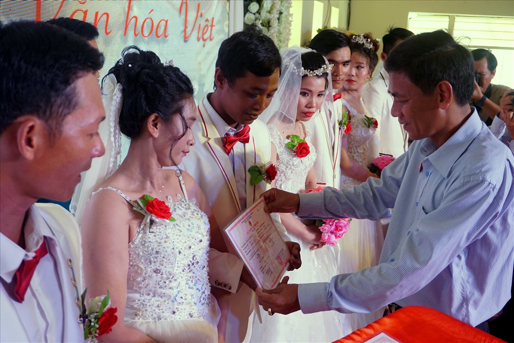 Ông Lâm Văn Mẫn, Ủy viên dự khuyết Trung ương Đảng, Phó Bí thư tỉnh ủy, Chủ tịch HĐND tỉnh Sóc Trăng trao giấy chứng nhận kết hôn cho các cặp đôi