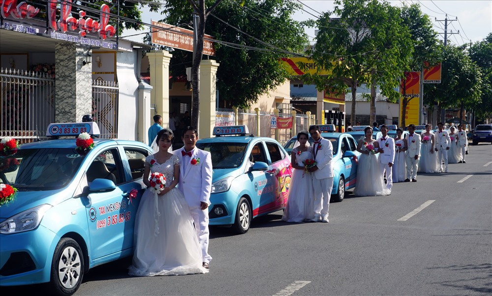 7 cặp đôi đến lễ cưới bằng taxi