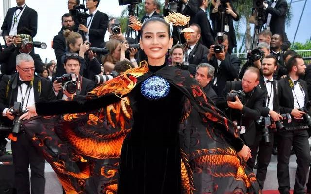 Trương Thị May khoe sắc tại LHP Cannes 2019.