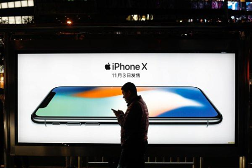 Người Trung Quốc kêu gọi tẩy chay iPhone để ủng hộ Huawei trong chiến tranh thương mại Trung - Mỹ. Ảnh: The Star