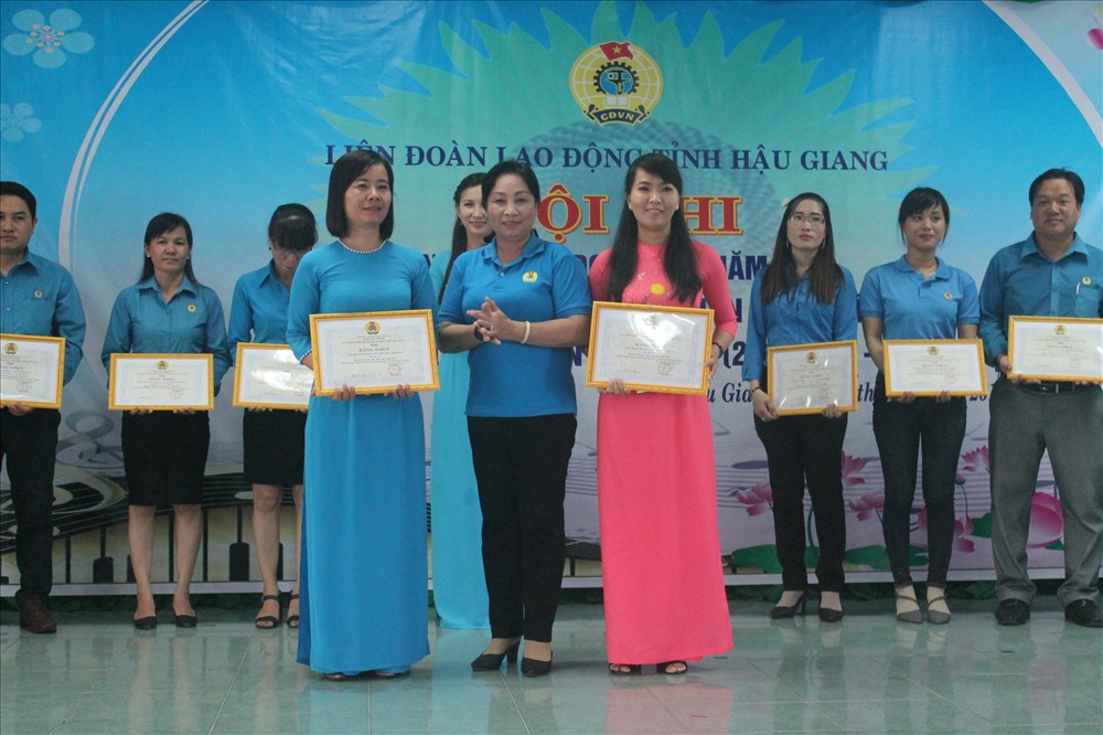 Bà Trương Thị Ánh Nguyệt - phó Chủ tịch LĐLĐ tỉnh Hậu Giang trao giải cho CĐNYT (trái) và LĐLĐ huyện Châu Thành A (phải)