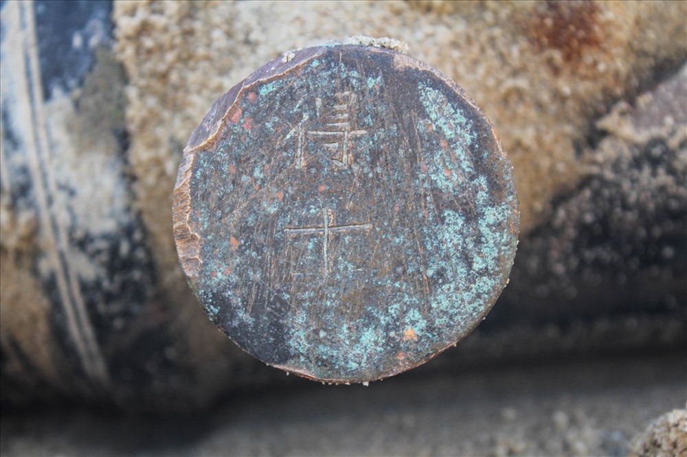 Có khắc chữ Hán Nôm ở hai thanh trục quay.