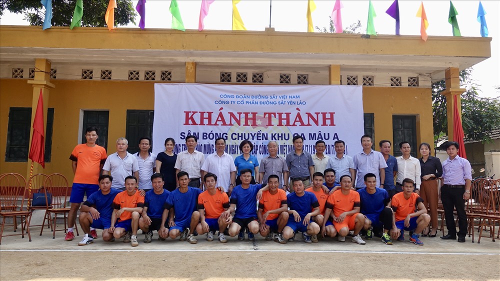 Khánh thành sân bóng chuyền Cung đường Mậu A (huyện Văn Yên, tỉnh Yên Bái) do Công đoàn ĐSVN hỗ trợ kinh phí