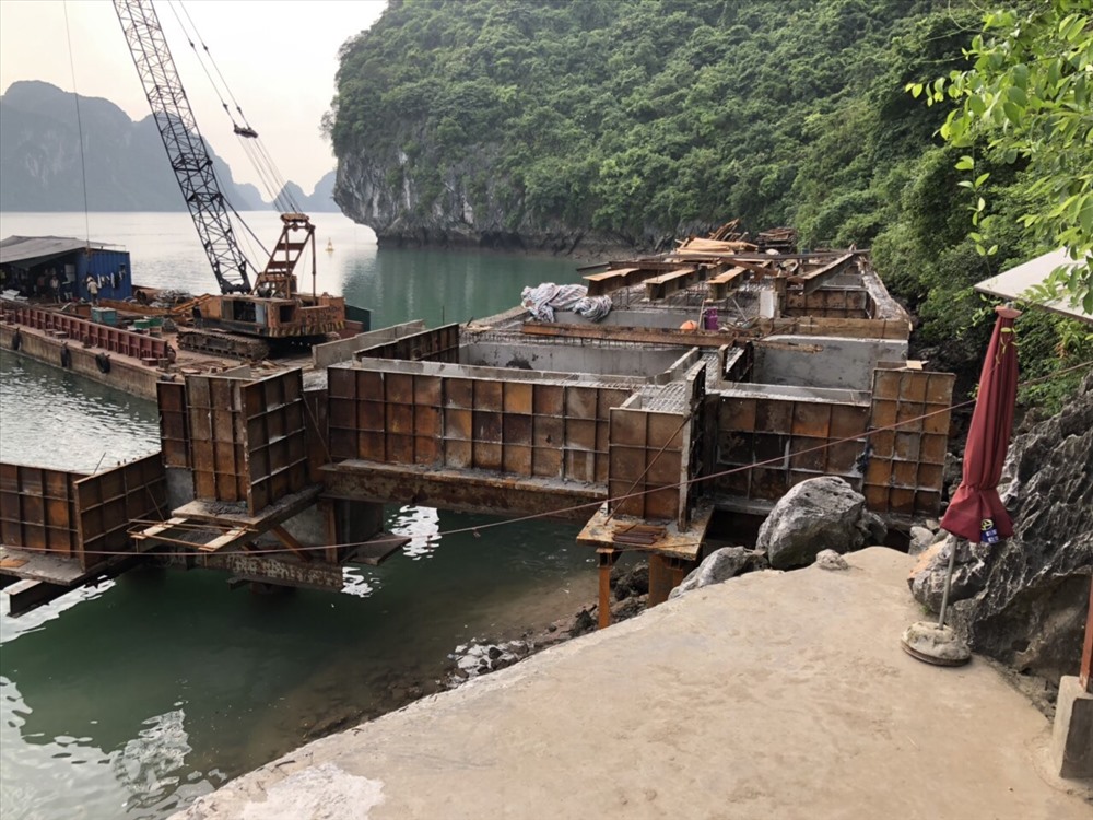 Thi công dự án nâng cấp bến tàu tham quan động Mê Cung khi chưa có báo cáo đánh giá tác động môi trường. Ảnh: Nguyễn Hùng