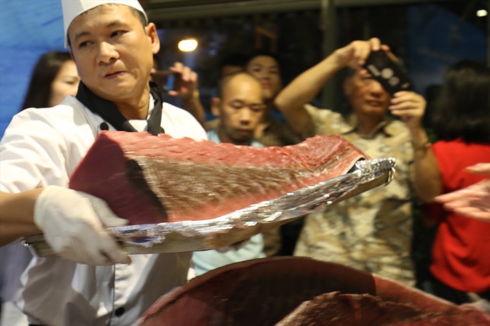Sau một thời gian, những miếng cá đã được tách ra và xử lý thành những món ăn